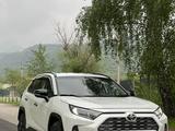 Toyota RAV4 2021 года за 17 500 000 тг. в Алматы