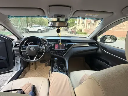 Toyota Camry 2020 года за 11 490 000 тг. в Атырау – фото 8
