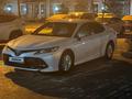 Toyota Camry 2020 года за 11 490 000 тг. в Атырау – фото 2