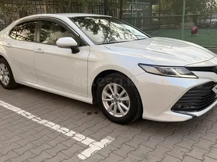 Toyota Camry 2020 года за 11 490 000 тг. в Атырау – фото 4