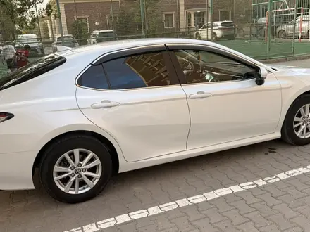 Toyota Camry 2020 года за 11 490 000 тг. в Атырау – фото 5