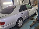 Mercedes-Benz E 240 1998 года за 3 500 000 тг. в Астана