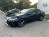 Toyota Camry 2017 года за 7 000 000 тг. в Актобе – фото 2