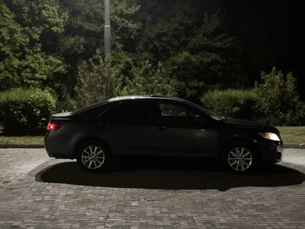 Toyota Camry 2011 года за 4 000 000 тг. в Уральск – фото 2
