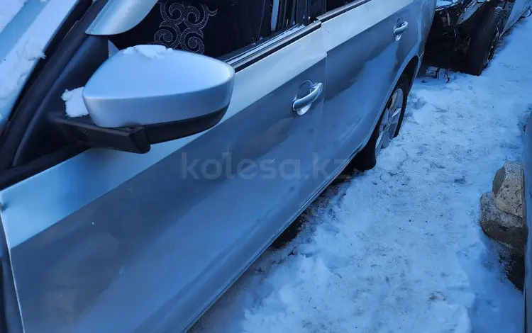 Дверь шкода рапид 2014 за 200 000 тг. в Актобе