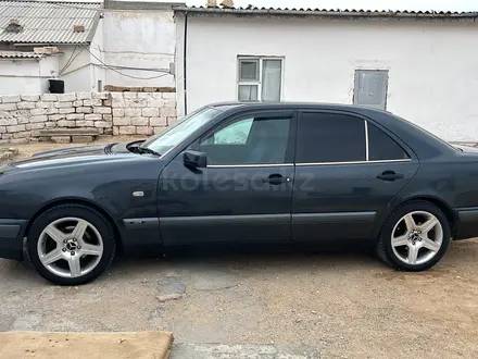 Mercedes-Benz E 200 1998 года за 2 700 000 тг. в Актау – фото 2