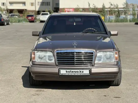 Mercedes-Benz E 220 1993 года за 2 600 000 тг. в Астана