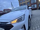 Hyundai Elantra 2019 года за 8 900 000 тг. в Уральск – фото 2