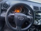 Toyota RAV4 2011 года за 8 870 000 тг. в Актобе – фото 2