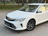 Toyota Camry 2015 года за 11 350 000 тг. в Алматы – фото 2