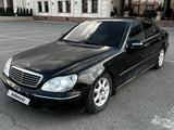 Mercedes-Benz S 500 2000 года за 4 000 000 тг. в Караганда – фото 2