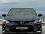 Toyota Camry 2022 года за 23 000 000 тг. в Актау – фото 2