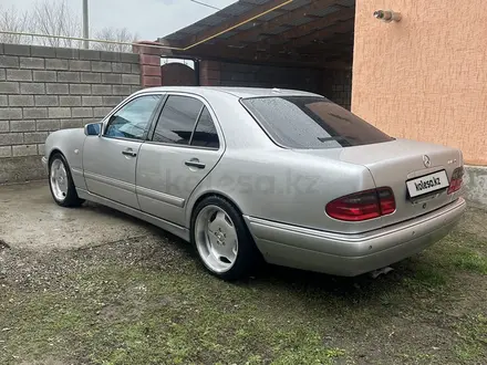 Mercedes-Benz E 55 AMG 1998 года за 5 000 000 тг. в Талдыкорган – фото 3