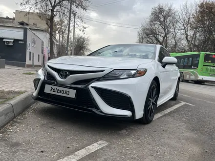 Toyota Camry 2021 года за 14 000 000 тг. в Шымкент