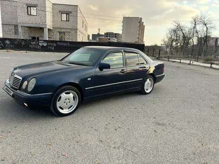 Mercedes-Benz E 280 1999 года за 3 200 000 тг. в Актау – фото 2