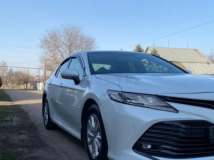 Toyota Camry 2019 года за 11 500 000 тг. в Алматы – фото 2