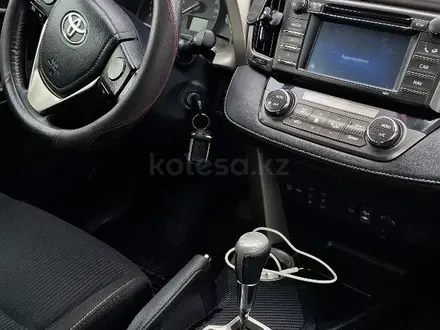 Toyota RAV4 2015 года за 9 199 000 тг. в Актобе – фото 8