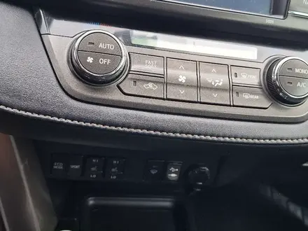 Toyota RAV4 2015 года за 9 199 000 тг. в Актобе – фото 12