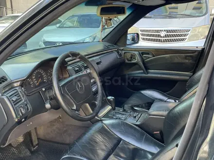 Mercedes-Benz E 320 1995 года за 2 600 000 тг. в Алматы – фото 7