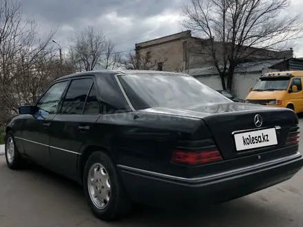 Mercedes-Benz E 220 1993 года за 1 995 000 тг. в Тараз – фото 4