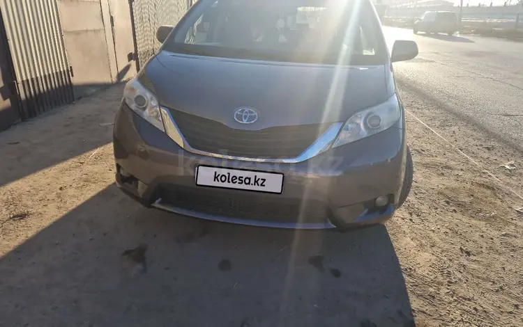 Toyota Sienna 2014 годаfor11 000 000 тг. в Атырау