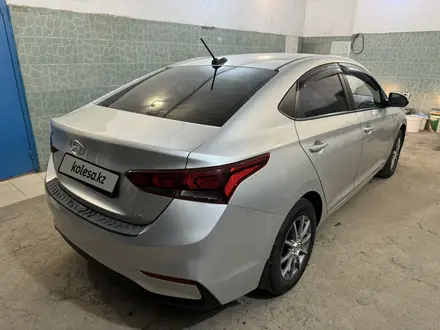 Hyundai Accent 2017 года за 6 500 000 тг. в Усть-Каменогорск – фото 2