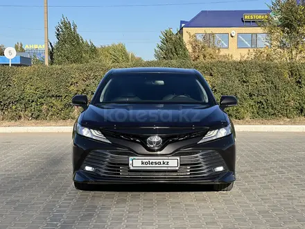 Toyota Camry 2018 года за 13 800 000 тг. в Актобе – фото 2