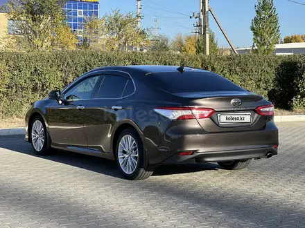 Toyota Camry 2018 года за 13 800 000 тг. в Актобе – фото 6