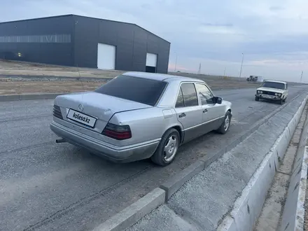 Mercedes-Benz E 220 1994 года за 2 800 000 тг. в Туркестан – фото 2