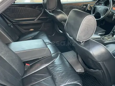 Mercedes-Benz E 320 2000 года за 4 799 999 тг. в Алматы – фото 12