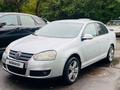 Volkswagen Jetta 2006 годаүшін3 500 000 тг. в Алматы