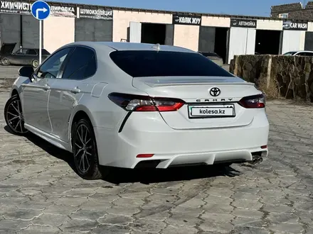 Toyota Camry 2022 года за 14 600 000 тг. в Актау – фото 2