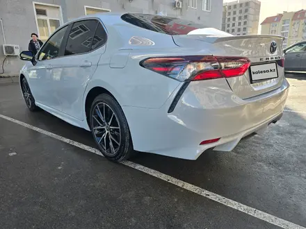 Toyota Camry 2022 года за 14 600 000 тг. в Актау – фото 22