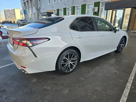 Toyota Camry 2022 года за 14 600 000 тг. в Актау – фото 23