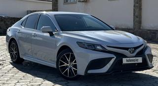 Toyota Camry 2022 года за 14 600 000 тг. в Актау