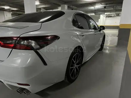 Toyota Camry 2022 года за 14 600 000 тг. в Актау – фото 5