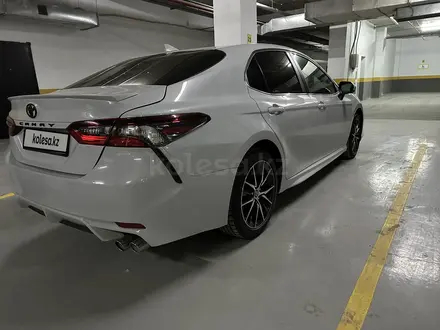 Toyota Camry 2022 года за 14 600 000 тг. в Актау – фото 9