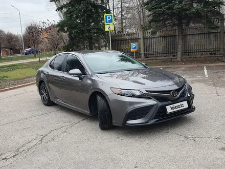 Toyota Camry 2021 года за 14 750 000 тг. в Алматы – фото 2