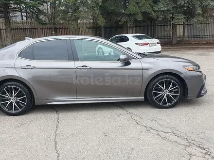 Toyota Camry 2021 года за 14 750 000 тг. в Алматы – фото 8