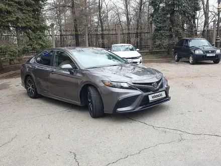 Toyota Camry 2021 года за 14 750 000 тг. в Алматы – фото 19