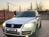 Volkswagen Touareg 2005 года за 5 800 000 тг. в Алматы – фото 4