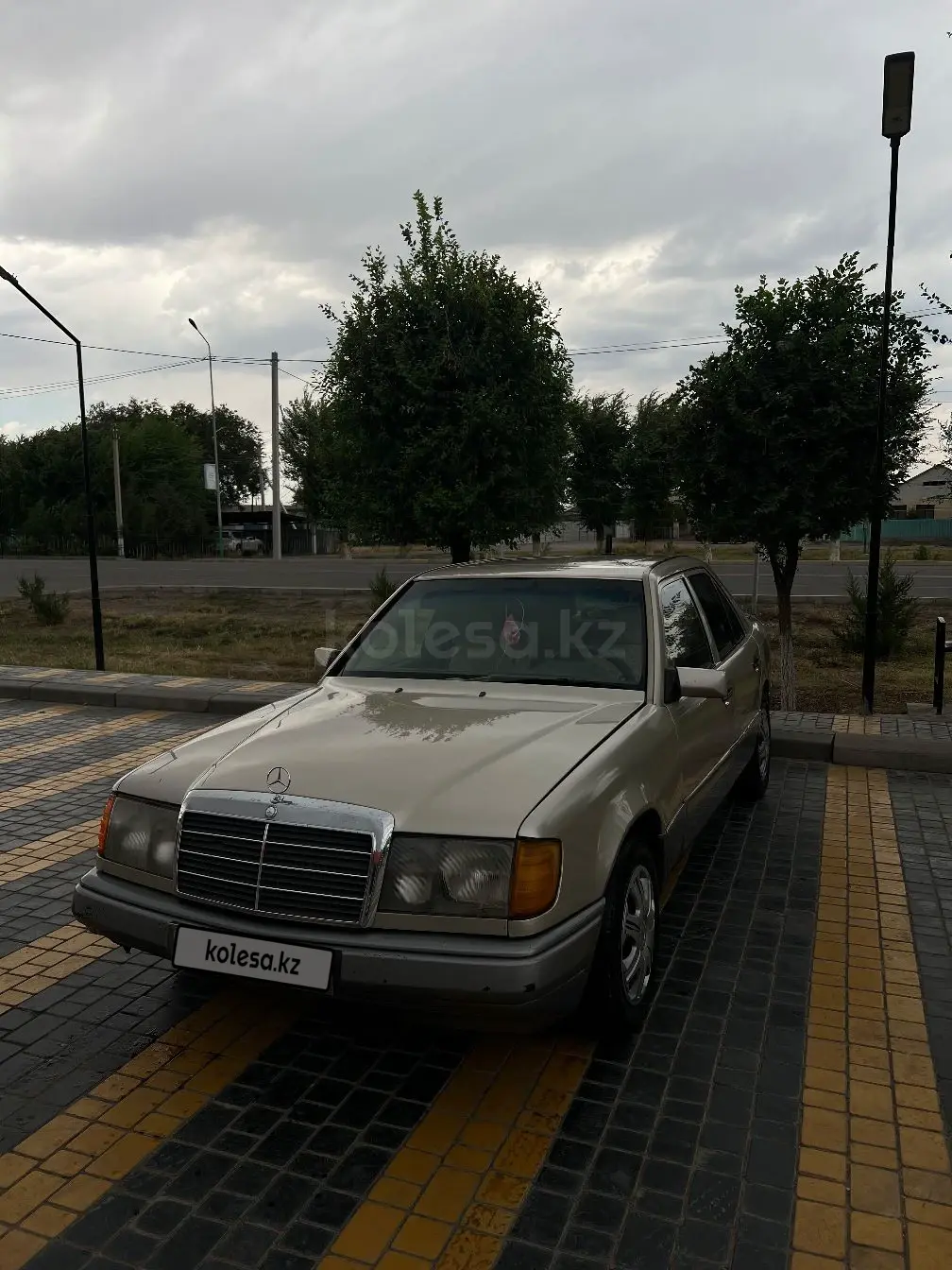 Mercedes-Benz E-Class, 1989