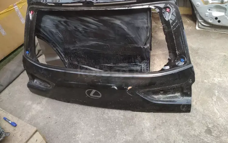 Крышка багажника на Lexus LX570 2018 год оригинал есть дефект незнач за 90 000 тг. в Астана