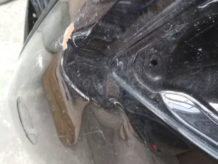 Крышка багажника на Lexus LX570 2018 год оригинал есть дефект незнач за 90 000 тг. в Астана – фото 4