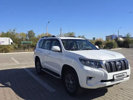 Toyota Land Cruiser Prado 2017 года за 23 500 000 тг. в Актобе – фото 2