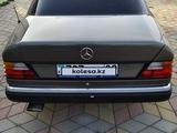 Mercedes-Benz E 320 1990 года за 2 700 000 тг. в Караганда – фото 2