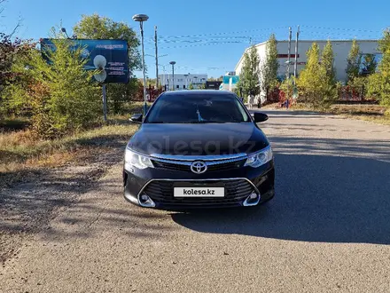 Toyota Camry 2017 года за 7 900 000 тг. в Актобе – фото 2