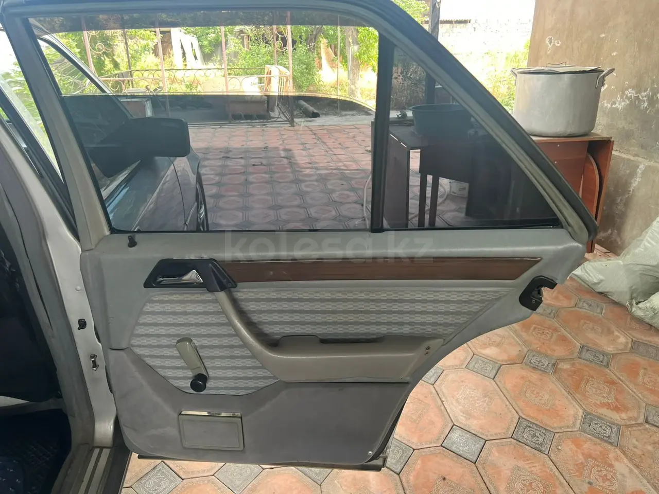 Mercedes-Benz E-Class, 1989
