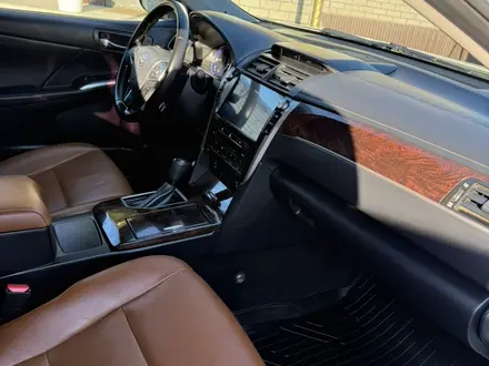 Toyota Camry 2018 года за 11 700 000 тг. в Уральск – фото 12