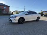 Toyota Camry 2018 года за 11 700 000 тг. в Уральск – фото 3